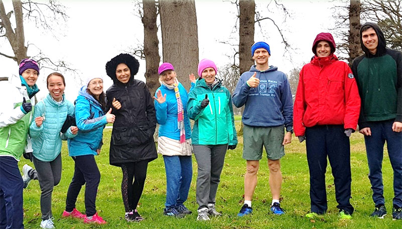 Dublin runners smiling despite the freezing temperatures